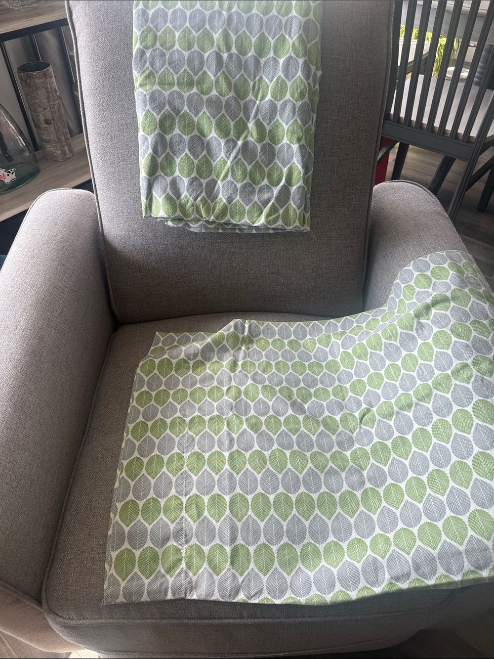Lush Green Quilt with 2 Shams + Leaf-Patterned Sheet Set - Picture 4 of 7